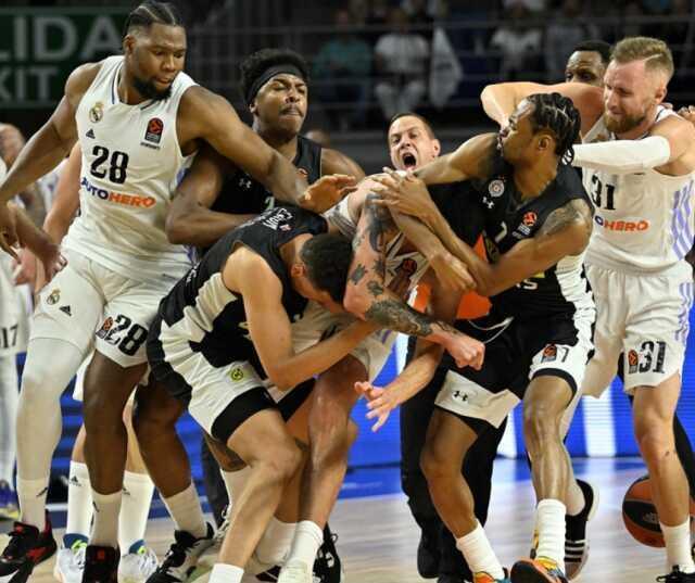 EuroLeague'de skandal! Obradovic'in maçında yumruklar konuştu, hakemler oyunu erken bitirdi