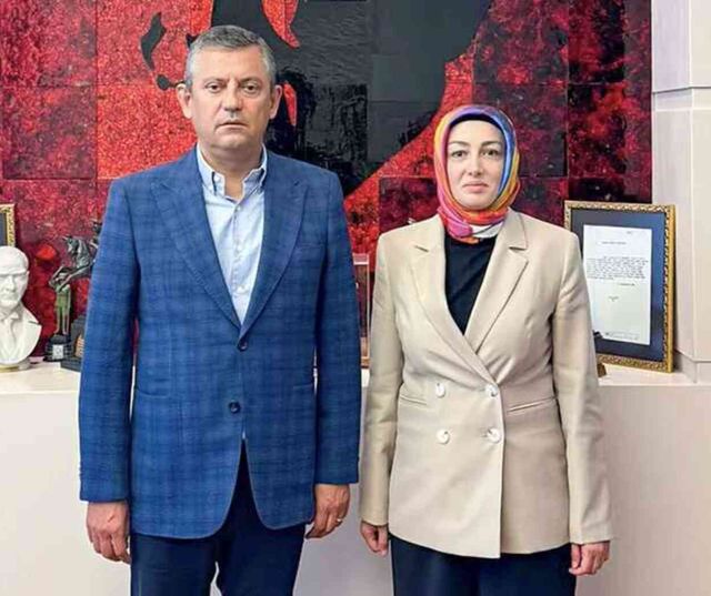 CHP lideri Özel'e ekoseli ceketi soruldu: 47 yıl sonra birinci parti olmuşuz, bir kere de biz giyelim
