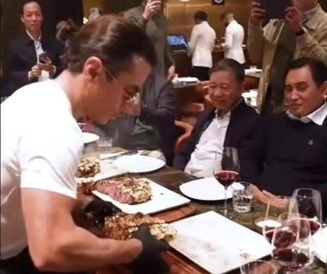 Komünist Bakan'ın Nusret'in elinden 19 bin TL'lik biftek yemesi, ülkesinde kriz yarattı