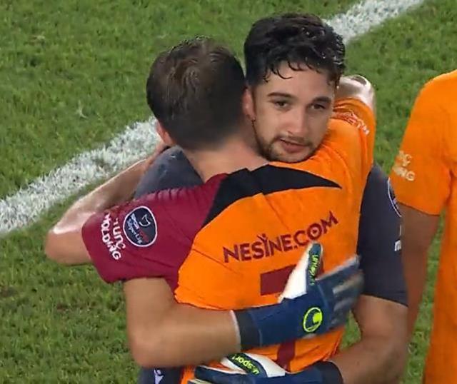 Dev maçtan sonra Galatasaraylı futbolcular, Trabzonspor'un genç kalecisinin yanına koştu