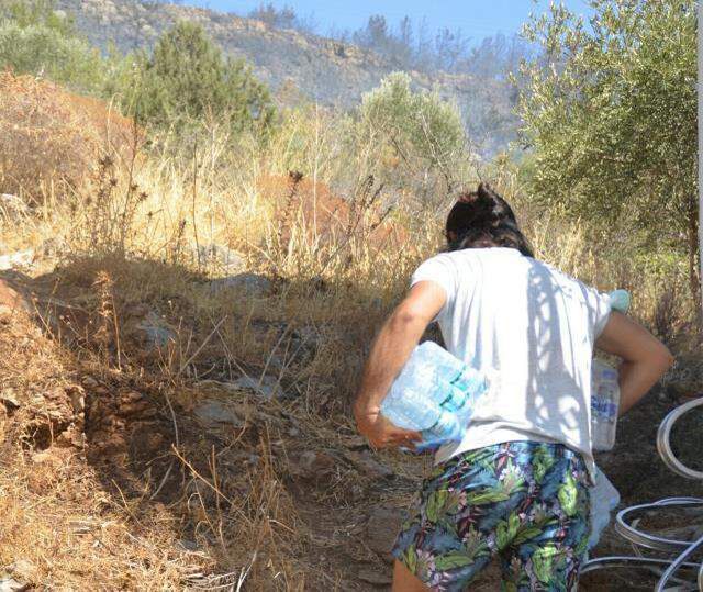 Bodrum'daki yangına müdahale sürüyor! Kova kova su taşıdılar