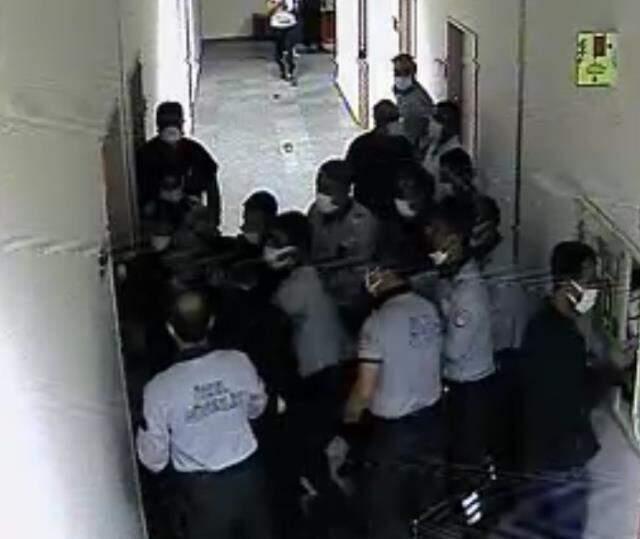 Madde bağımlısı şahıs elindeki kırık bardakla hastanedeki hemşireleri rehin aldı