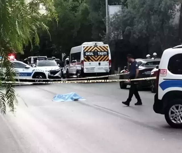 Yola yatan kadının üzerinden 2 araba geçti