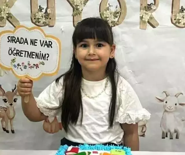 Bu acıya yürek dayanmaz! 7 yaşındaki kızının tabutunu güçlükle taşıdı