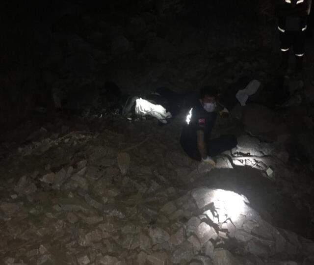 Adana'da uçuruma yuvarlanan otomobildeki aynı ailen 3 kişi hayatını kaybetti