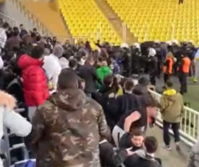 Tribün işte böyle karıştı! Dostluk maçında F.Bahçeliler ve Rus taraftarlar birbirine girdi