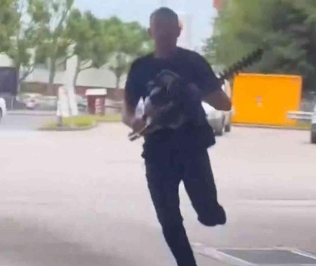 İngiltere'deki protestolar tehlikeli bir sürece evriliyor! Testereli saldırgan Müslüman çifte saldırdı