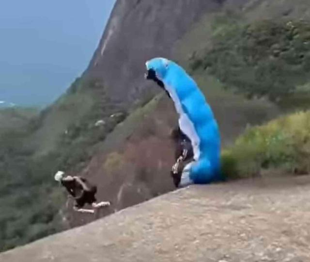 Yamaç paraşütü eğitmeni, kayalıklardan atladığı sırada yere çakılarak hayatını kaybetti