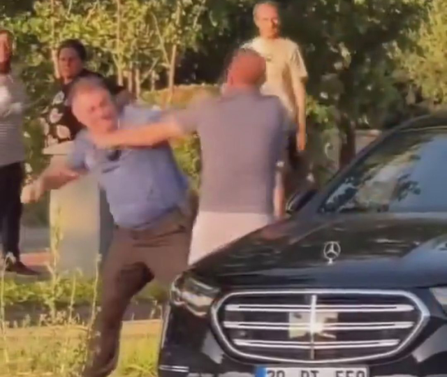 Polis ile iş insanı trafikte yumruk yumruğa kavga etti