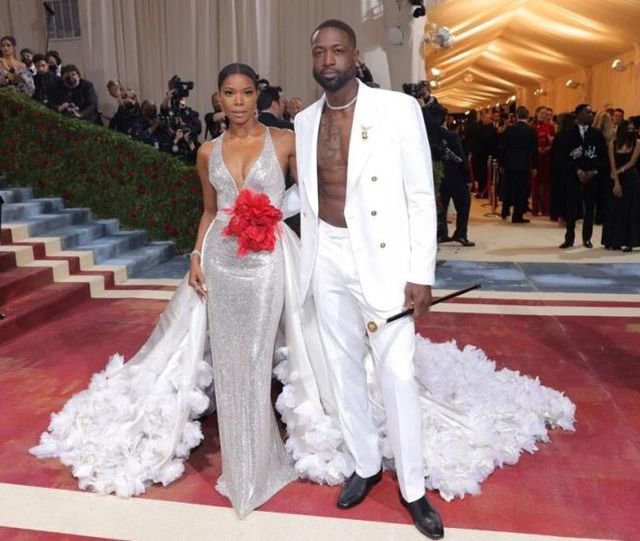 Met Gala'da şıklık yarışı! Gelinlikle katılan da oldu avizeyi andıran elbiseyle de