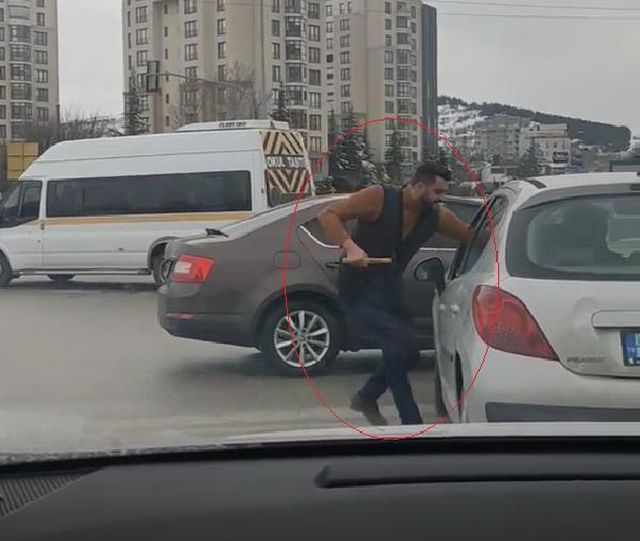 Trafikte kendisini uyaran sürücüye çekiçle saldıran sanığa 11,5 yıl hapis
