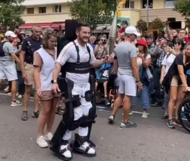 FFransız paraplejik sporcu Kevin Piette, robotik dış iskeletle Olimpiyat Meşalesi'ni taşıyarak tarihe geçti