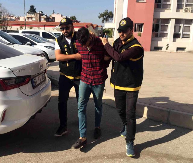 Yaşlı kadının ağzını kapatıp telefon ve cüzdanını gasp ettiler