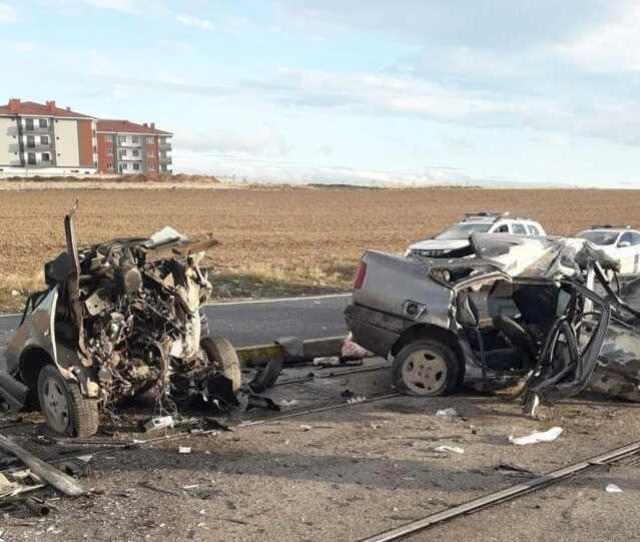 Eskişehir'de Otomobil Tramvay Direğine Çarptı: 1 Ölü, 3 Yaralı