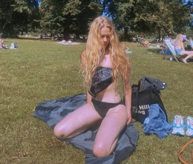 Serel Yereli'nin park pozu, takipçilerini büyüledi! Bikini üstü yerine bandana tercih etti