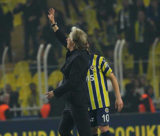 Jorge Jesus'tan F.Bahçe taraftarına olay hareket! Arda Güler hocasını soyunma odasına götürdü