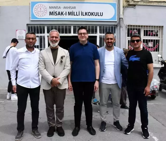 Siyasete yeniden dönen ünlü oyuncu Manisa'da oy kullandı