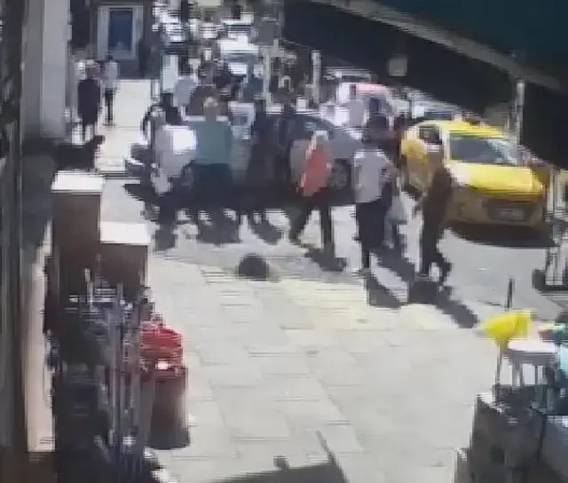 Kadıköy'de eski sevgilisini kaçırmaya çalışan şüpheliye esnaf engel oldu