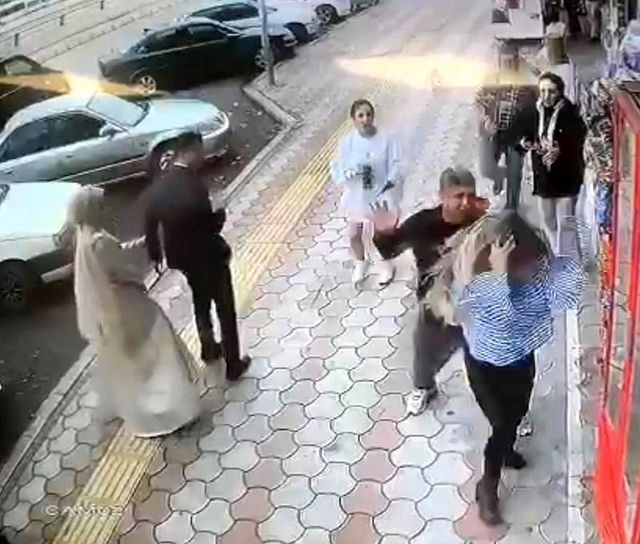 Görüntü Türkiye'den! Genç kızları önce taciz edip, sonra darbettiler