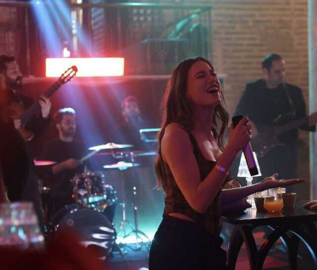 Aile dizisinden ön izleme sahnesi yayınlandı! Serenay Sarıkaya sesiyle hayran bıraktı