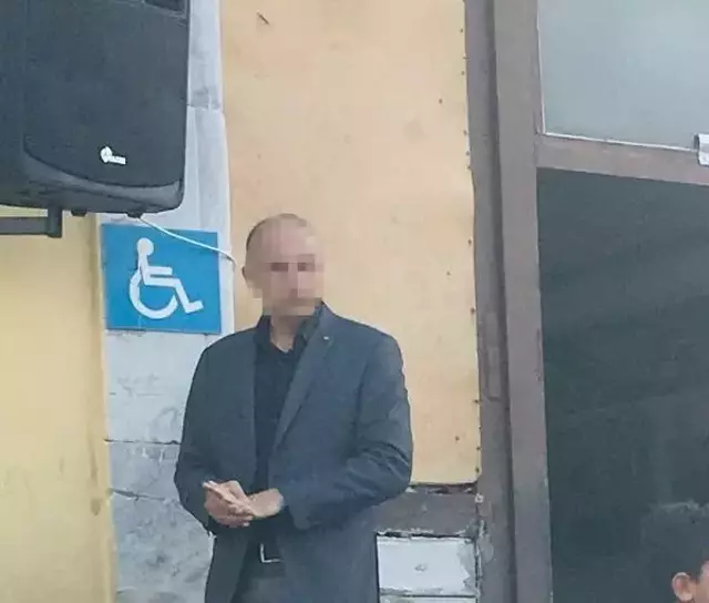 Müdür yardımcısı 6 yaşındaki öğrencisini kolunda tutup sınıfa fırlattı! O anlar kamerada