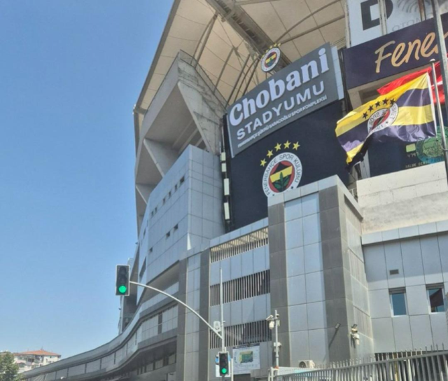 Fenerbahçe, stadyum dışındaki isim tabelasını 'Chobani' olarak değiştirdi