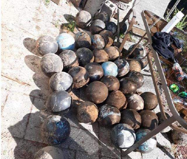 Evinin merdivenlerini yenilemek için yıkan adam, toprağa gömülü 160 adet bowling topu buldu