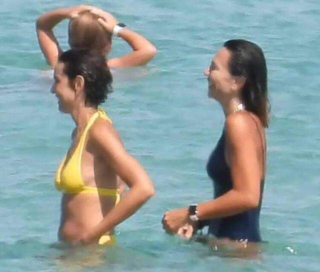 Ünlü oyuncu Arzum Onan, sarı bikinisiyle yıllar meydan okudu