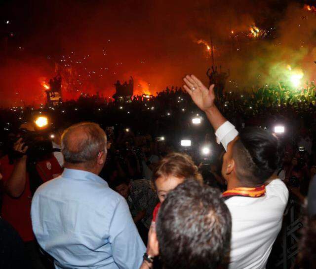 Dillere destan karşılamayla gelen Falcao, şimdi fesih şartlarını görüşmek için masaya oturuyor