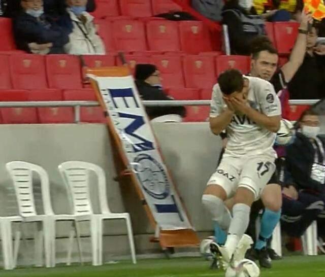 Göztepe-Fenerbahçe maçına damga vuran an! Hakem bayrağını İrfan Can Kahveci'nin gözüne soktu