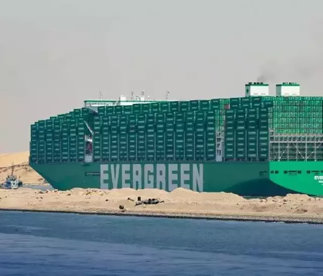 Dünyanın en büyük konteynır gemisi ilk seferinde Süveyş'i sorunsuz geçti