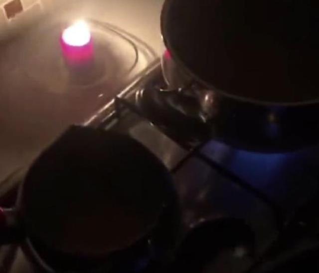 Isparta'da durumun ne kadar vahim olduğunu gösteren fotoğraf! Bir vatandaş yerlere tuz atarak buzları eritmeye çalıştı