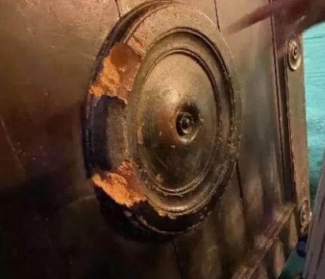 Ayasofya'dan gelen son görüntü pes dedirtti! Şimdi de duvarlarını kazıyıp eve götürüyorlar