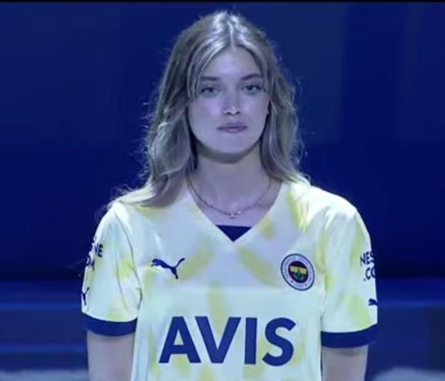 Ece Seçkin'in konser verdiği Fenerbahçe forma lansmanında ünlüler geçidi yaşandı