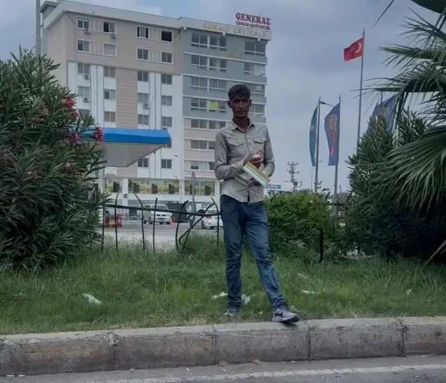 Trafikte zorla camları silip kapıları açıp para istiyorlar