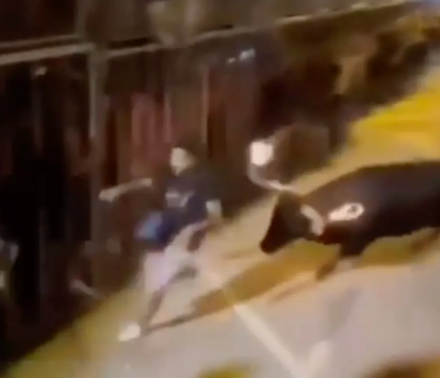 Alev saçan boğa, festival alanında bir seyirciyi ağır yaraladı