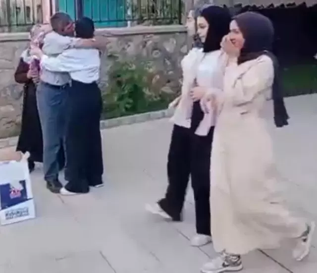 Sınav çıkışı babasının çiçeklerle karşıladığı Çimen, hayallerine kavuştu
