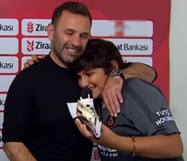 Canlı yayında hiç beklemediği bir sürprizle karşılaşan Okan Buruk, büyük mutluluk yaşadı