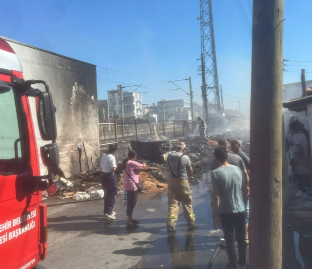 Buca'da toplanmayan çöpler alev alev yandı