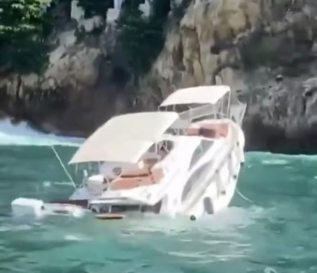 Kayalıklara çarpan lüks yat dakikalar içinde battı