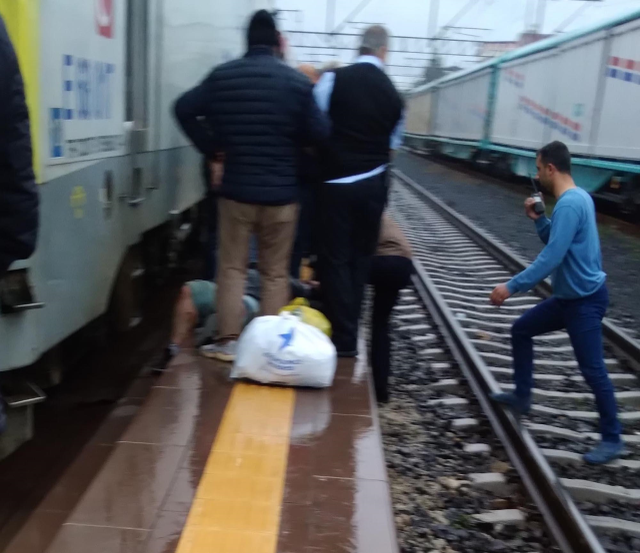 Trenle peron arasına sıkışan kadın, makinistin dikkati sayesinde kurtuldu