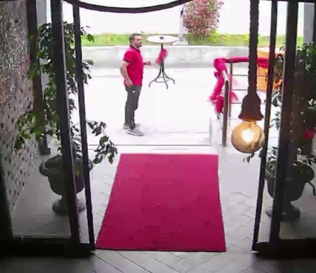 Depremden elinde çay bardağıyla kaçtı, dışarı çıkınca da yudumladı