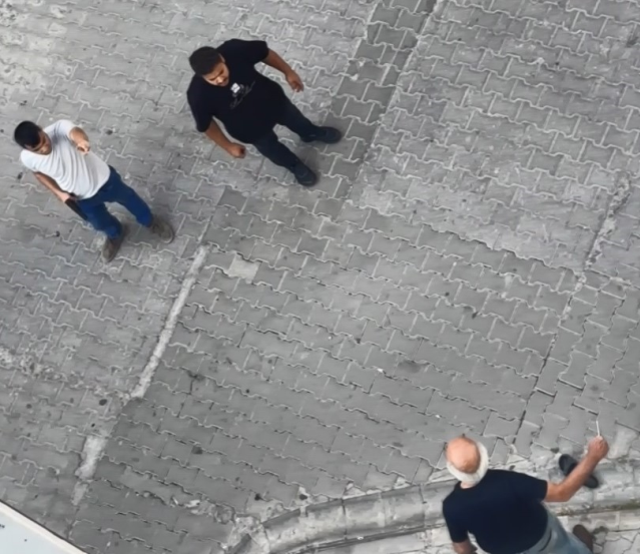 Sokakta eşini bıçakla rehin aldı, vatandaş tek hamleyle kurtardı