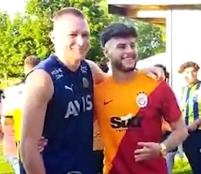 Fenerbahçe kampına Galatasaraylı genç damga vurdu! Futbolcularla fotoğraf çekilmek istedi, Kim Min Jae 'Hayır' dedi