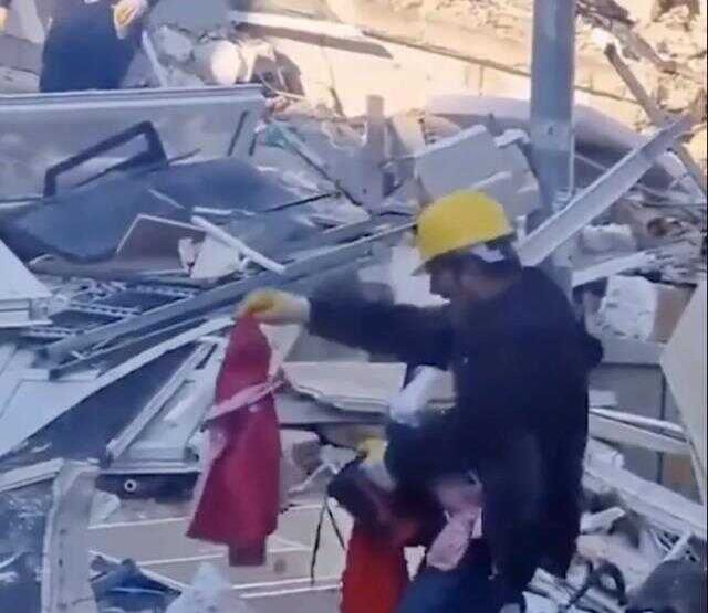 Yıkılan binanın enkazından çocuğunun kıyafetlerini bulan babanın feryadı yürekleri dağladı