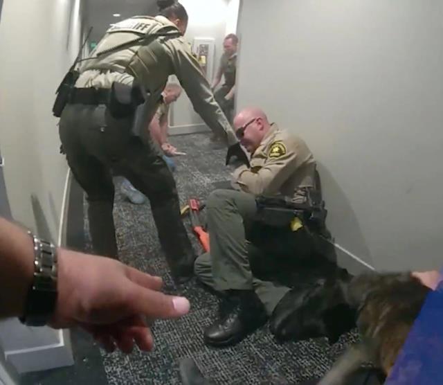 Polisi sırtından bıçaklayan kadın, ateş edilerek öldürüldü