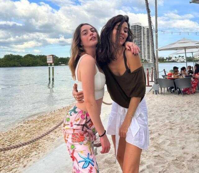 Uçakta rahatsızlanan Cansu Dere, hastaneye kaldırıldı