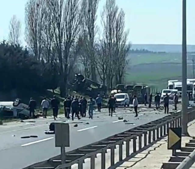 Son dakika: TEM Otoyolu'nda karşı şeride geçen hafriyat kamyonu çok sayıda araca çarptı: 6 ölü, 3 yaralı