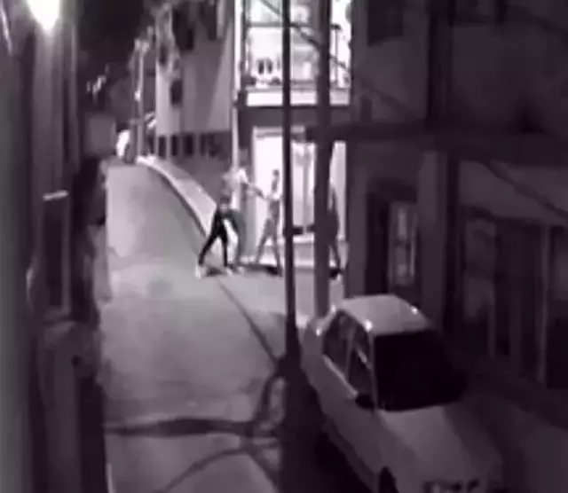 İzmir sokakta bıçaklı kavga sonrası olay yeri