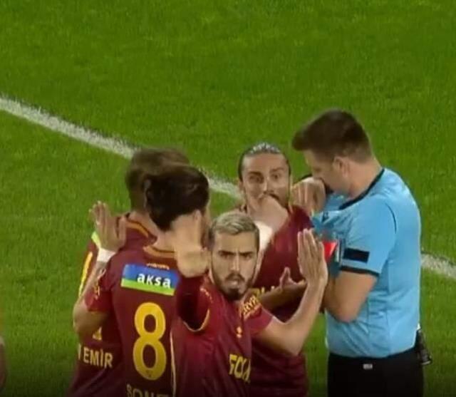 İlginçliklerin adresi Süper Lig! Ümit Öztürk yanlış kart çıkarttı, rakip oyuncu bile şaştı kaldı